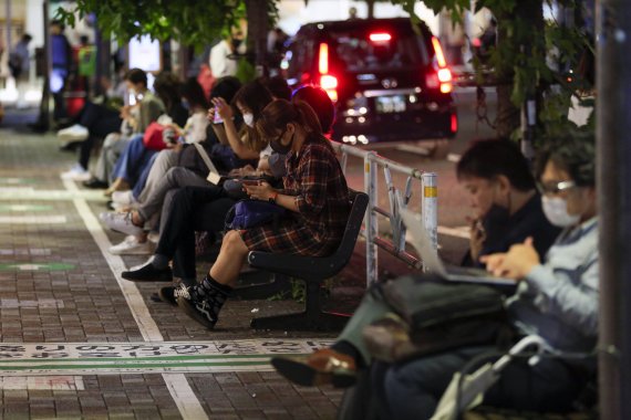 8일 밤 도쿄에서 강진으로 지하철 운행이 중단되자 도쿄 시민들이 역 주변에서 지하철 운행을 기다리는 모습. AP뉴시스