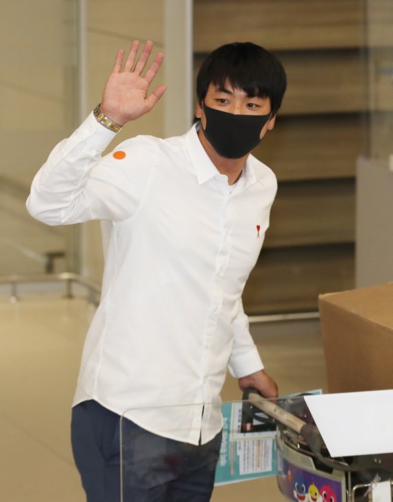 [인천공항=뉴시스] 고범준 기자 = 미국 메이저리그 첫 시즌을 마친 세인트루이스 카디널스의 김광현이 7일 오후 인천국제공항 제2여객터미널을 통해 귀국, 관계자로부터 안내를 받고 있다. 2020.10.07. bjko@newsis.com
