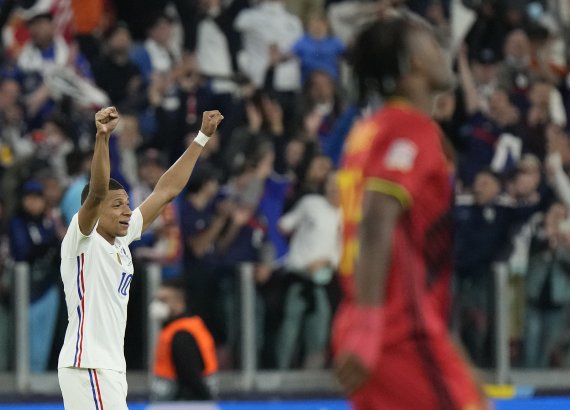 [토리노=AP/뉴시스]킬리안 음바페가 페널티킥으로 동점골을 넣었다. 2021.10.07.