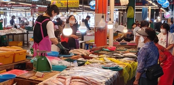 한림항과 인접해 있어 한림오일장에는 싱싱한 제철 수산물들이 즐비하다. 물건값을 놓고 흥정하는 소리도 정겹게 들려온다. © 뉴스1