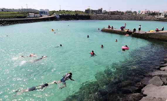 제주시 한경면 판포포구.. 최근 물놀이 명소로 유명해진 곳이다.© 뉴스1