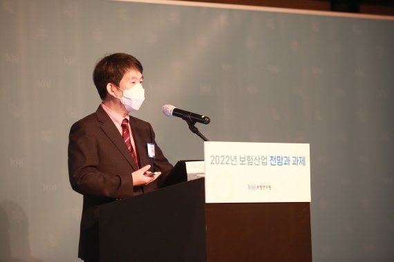 [서울=뉴시스] 김해식 보험연구원 연구조정실 실장이 8일 보험연구원이 개최한 '2022년 보험산업 전망과 과제' 세미나에서 발언하고 있다. (사진=보험연구원 제공) 2021.10.08. photo@newsis.com *재판매 및 DB 금지