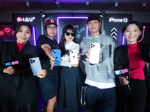 [서울=뉴시스]LG유플러스가 개최한 비대면 iPhone 13 론칭 행사 진행 후 iPhone 13 새 제품을 들고 기념사진을 촬영하는 모습. 왼쪽부터 방구석리뷰룸, 에디터H, 샘바이펜. (사진=LG유플러스 제공) 2021.10.08