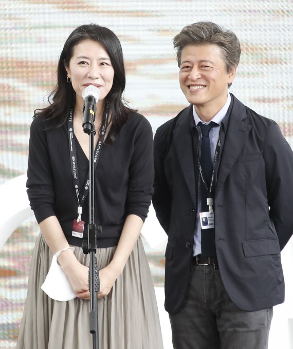 배우 조윤희, 권해효(오른쪽)가 8일 오전 부산 영화의전당 야외무대에서 열린 영화 ‘당신 얼굴 앞에서’(감독 홍상수) 오픈토크에 참석해 인사를 하고 있다. 2021.10.8/뉴스1 © News1 권현진 기자