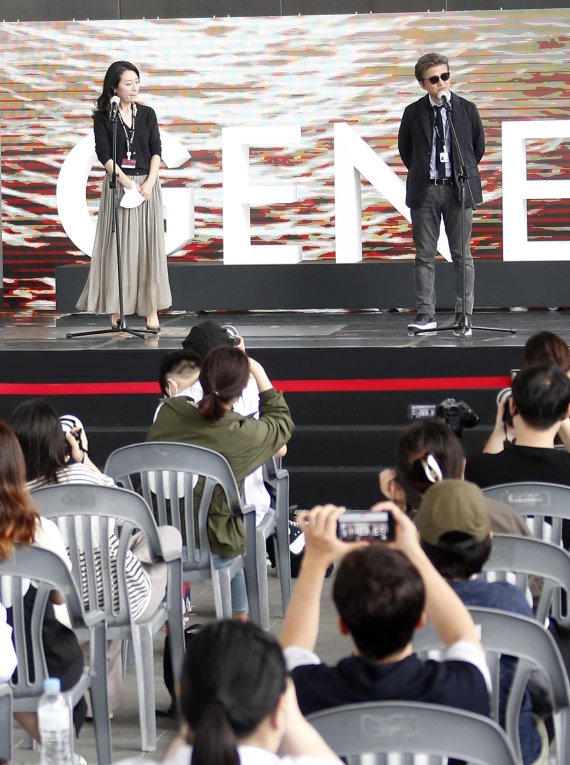 배우 조윤희, 권해효(오른쪽)가 8일 오전 부산 영화의전당 야외무대에서 열린 영화 ‘당신 얼굴 앞에서’(감독 홍상수) 오픈토크에 참석해 인사말을 하고 있다. 2021.10.8/뉴스1 © News1 권현진 기자