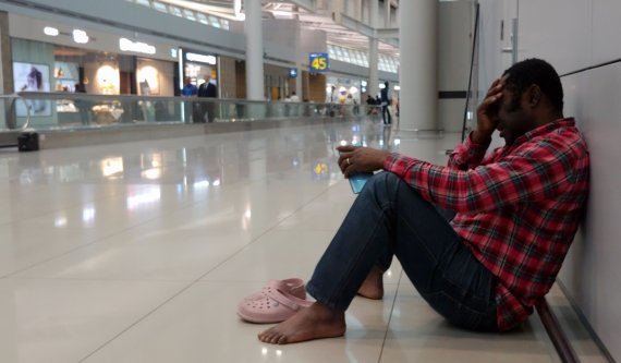 4개월간 인천공항서 노숙한 앙골라 출신 가족 난민 인정