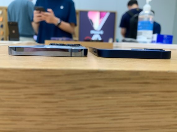 애플이 8일 아이폰13을 국내 출시한 가운데 카메라 렌즈가 커지면서 후면 카메라 모듈의 '카툭튀' 현상도 심해졌다. 사진의 왼쪽이 아이폰13, 오른쪽이 아이폰12다. © 뉴스1