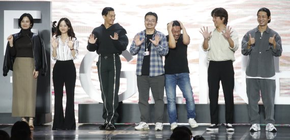 배우 김현주(왼쪽부터), 원진아, 유아인, 연상호 감독, 양익중, 박정민, 김도윤이 8일 오후 부산 해운대구 영화의전당 야외극장에서 열린 제26회 부산국제영화제 초청작 '지옥' 오픈토크에 참석해 인사를 하고 있다. 2021.10.8/뉴스1 © News1 권현진 기자