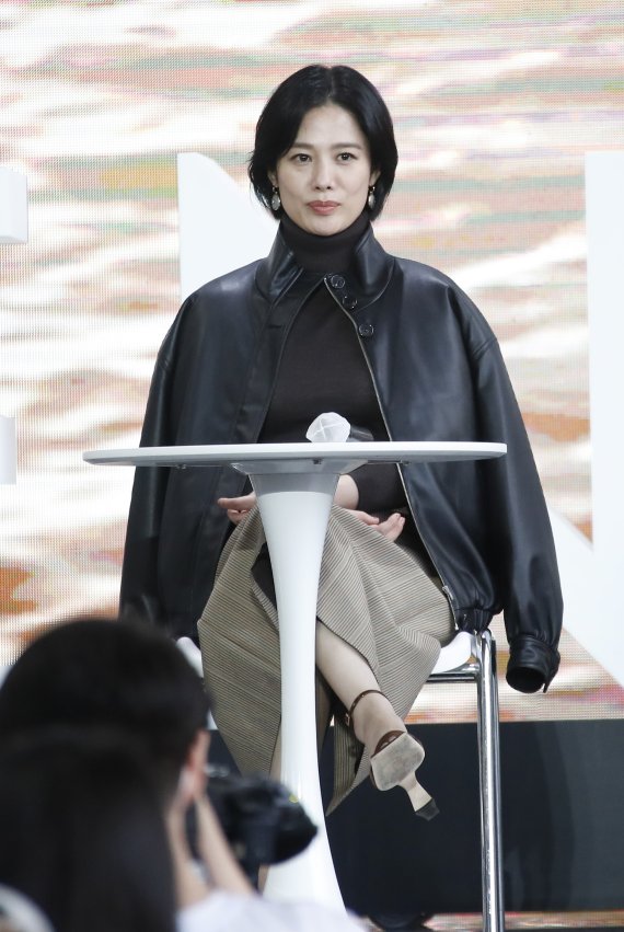 배우 김현주가 8일 오후 부산 해운대구 영화의전당 야외극장에서 열린 제26회 부산국제영화제 초청작 '지옥' 오픈토크에 참석해 매력을 발산하고 있다. 2021.10.8/뉴스1 © News1 권현진 기자