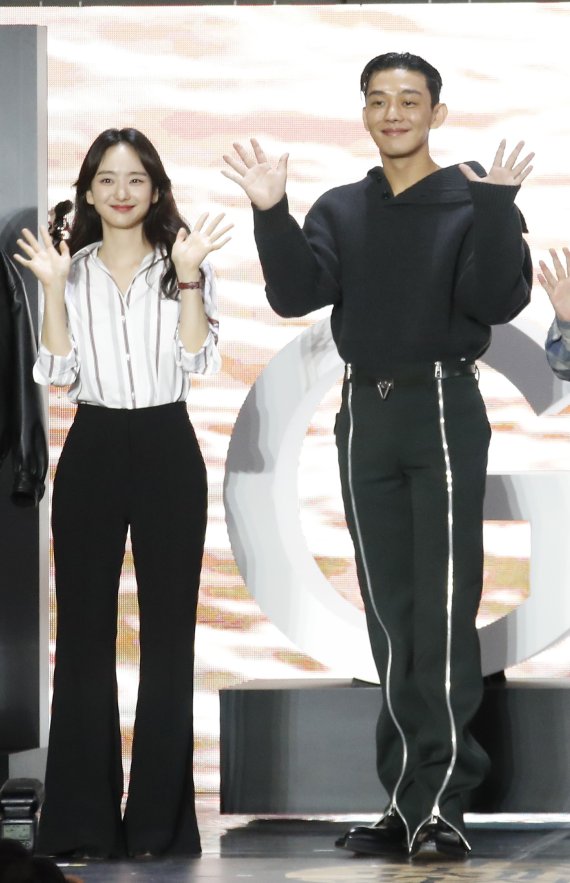 배우 원진아, 유아인(오른쪽)이 8일 오후 부산 해운대구 영화의전당 야외극장에서 열린 제26회 부산국제영화제 초청작 '지옥' 오픈토크에 참석해 인사를 하고 있다. 2021.10.8/뉴스1 © News1 권현진 기자