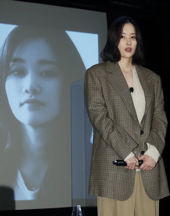 배우 전종서가 8일 오후 부산 해운대구 우동 KNN시어터에서 열린 ‘제26회 부산국제영화제 액터스 하우스에 참석하고 있다. 2021.10.8/뉴스1 © News1 권현진 기자