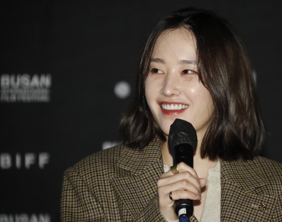 배우 전종서가 8일 오후 부산 해운대구 우동 KNN시어터에서 열린 ‘제26회 부산국제영화제 액터스 하우스에 참석해 미소를 짓고 있다. 2021.10.8/뉴스1 © News1 권현진 기자