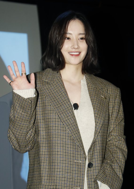 배우 전종서가 8일 오후 부산 해운대구 우동 KNN시어터에서 열린 ‘제26회 부산국제영화제 액터스 하우스에 참석해 포즈를 취하고 있다. 2021.10.8/뉴스1 © News1 권현진 기자