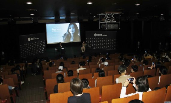 배우 전종서가 8일 오후 부산 해운대구 우동 KNN시어터에서 열린 ‘제26회 부산국제영화제 액터스 하우스에 참석해 인사말을 하고 있다. 2021.10.8/뉴스1 © News1 권현진 기자