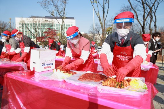 지난해 진행된 인천 남동구 김장한마당에서 이강호 구청장(앞줄 오른쪽 첫번째)이 주민들과 김치를 담그고 있다.