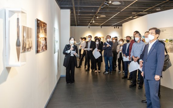 증평군의 대표인물 백곡 김득신 학술세미나 참석자들이 문화유산 사진전을 들러보고 있다.(증평군 제공)© 뉴스1