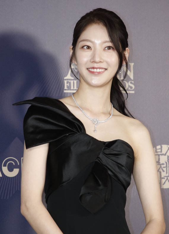 배우 공승연이 8일 오후 부산 해운대구 파라다이스 호텔에서 열린 ‘제15회 아시안 필름 어워즈(ASIAN FILM AWARDS)’ 레드카펫 행사에 참석해 포즈를 취하고 있다. 2021.10,8/뉴스1 © News1 권현진 기자
