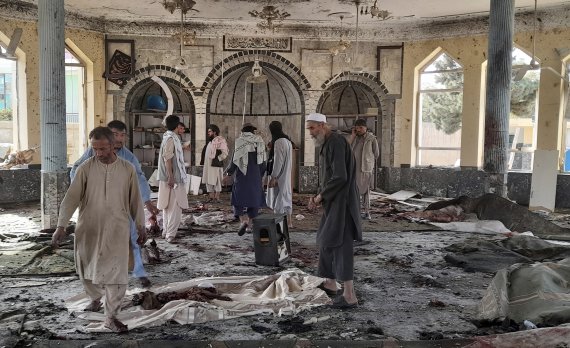 이슬람국가(IS)가 8일(현지시간) 폭탄테러를 자행해 쑥밭이 된 아프가니스탄 북부 쿤두즈의 시아파 회교사원. 이날 자살테러로 최소 46명이 사망하고, 143명이 부상을 입었다. AP뉴시스