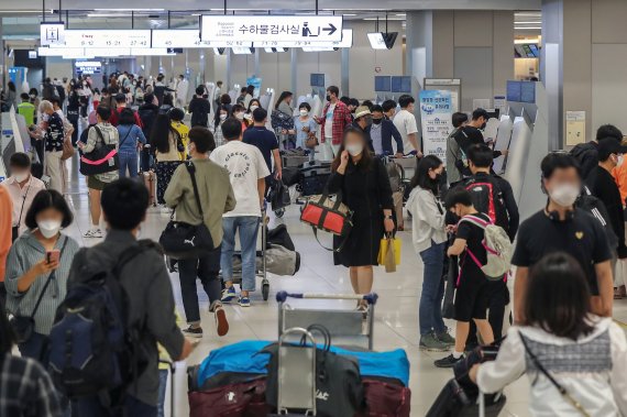 주말과 한글날 대체공휴일로 이어지는 사흘 간의 연휴를 앞둔 8일 서울 강서구 김포공항 국내선 출국장이 여행객들로 붐비고 있다. 2021.10.8/뉴스1 © News1 민경석 기자 /사진=뉴스1