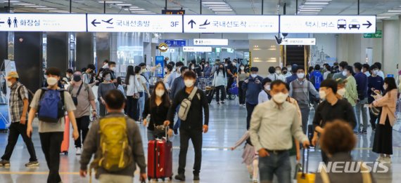 한글날 연휴를 하루 앞둔 8일 오후 제주국제공항 1층 도착장이 제주에서 휴가를 보내려는 가족과 친구, 연인들의 발걸음으로 붐비고 있다. 제주관광협회는 오는 11일까지 최대 15만8000여명의 관광객이 제주를 찾을 것으로 예상하고 있다. 2021.10.08. [뉴시스]