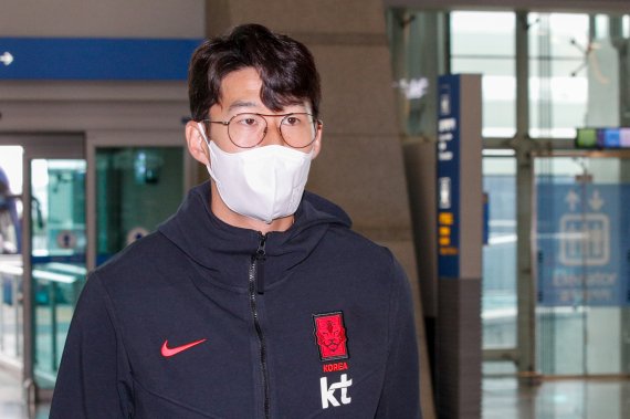 대한민국 축구 국가대표팀 손흥민이 지난 9일 인천국제공항 1터미널 출국장에 도착하고 있다. 대표팀은 12일 오후 10시30분(한국시간) 테헤란의 아자디 스타디움에서 이란과 2022 국제축구연맹(FIFA) 카타르 월드컵 최종예선 A조 4차전을 치른다. /사진=뉴스1