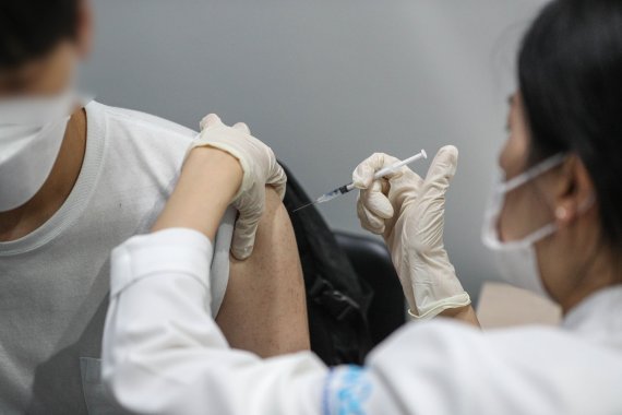한 시민이 코로나19 백신을 접종받고 있다. 뉴스1 제공.