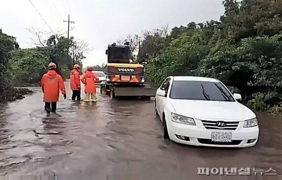 제주 동부지역 시간당 50㎜ 폭우…차량 5대 한때 고립