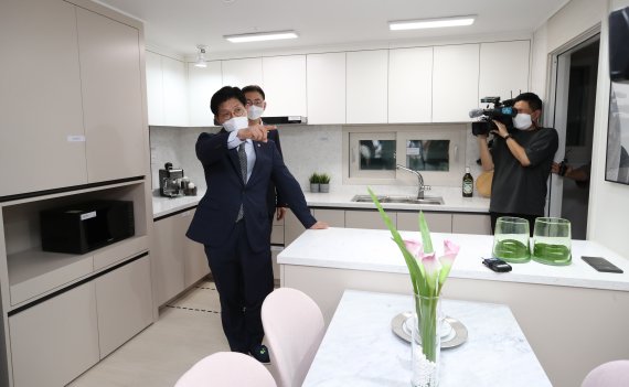 노형욱 국토교통부 장관이 서울 송파구 장지동 성남복정1지구 위례 현장접수처를 찾아 분양을 마친 과천지식정보타운 55A형 신혼희망타운 모델하우스를 살펴보고 있다. 2021.7.28/뉴스1 © News1 김영운 기자