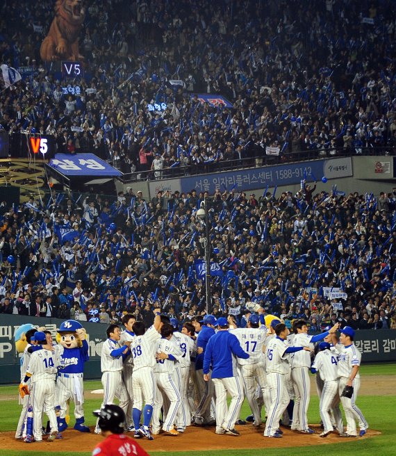 【서울=뉴시스】김인철 기자 = 31일 오후 서울 잠실야구장에서 열린 2011 프로야구 한국시리즈 5차전 삼성라이온즈와 SK와이번스의 경기에서 1대 0으로 승리를 거두며 우승을 차지한 삼성 라이온즈 선수들이 환호하고 있다. yatoya@newsis.com