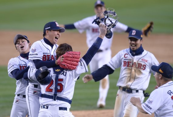 【서울=뉴시스】 장세영 기자 = 31일 오후 서울 잠실구장에서 열린 '2015 타이어뱅크 KBO리그' 한국시리즈 5차전 삼성 라이온즈와 두산 베어스의 경기, 우승을 거둔 두산 선수들이 포옹을 하고 있다. 2015.10.31.photothink@newsis.com