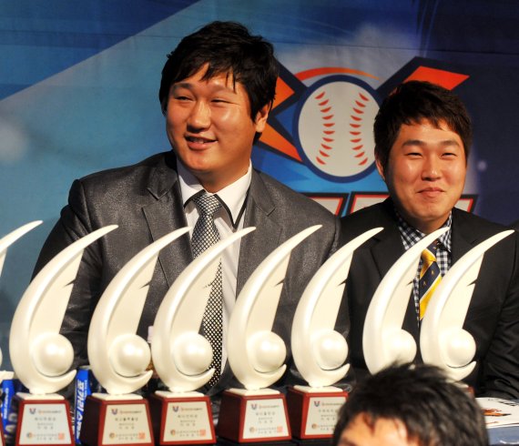 【서울=뉴시스】전진환 기자 = 25일 오후 2010 프로야구 최우수선수(MVP), 신인왕 시상식이 열린 서울 삼성동 그랜드인터컨티넨탈호텔에서 최다홈런상 등 7관왕에 오른 이대호(롯데)가 최우수선수 발표를 기다리고 있다. amin2@newsis.com