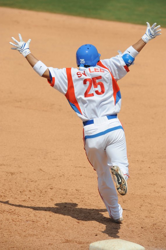 【베이징(중국)=뉴시스】 22일 오전 베이징우커송야구장에서 열린 올림픽야구 준결승전 한국 대 일본 경기중 한국 8회말 1사 1루상황 이승엽이 우월 역전 투런 홈런을 날리고 환호하고 있다. /이동원특파원 dwlee@newsis.com