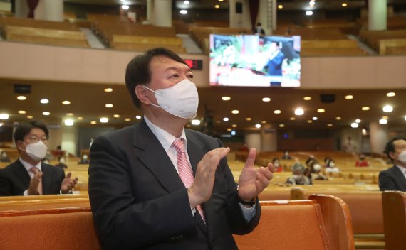 국민의힘 대권주자인 윤석열 전 검찰총장이 10일 오전 서울 여의도 순복음교회 본당에서 열린 예배에 앞서 찬송가를 부르고 있다. 2021.10.10/뉴스1 © News1 오대일 기자