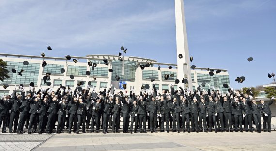 "병사와 월급 차이 줄고, 복무기간 그대로"...ROTC 지원자 '뚝'