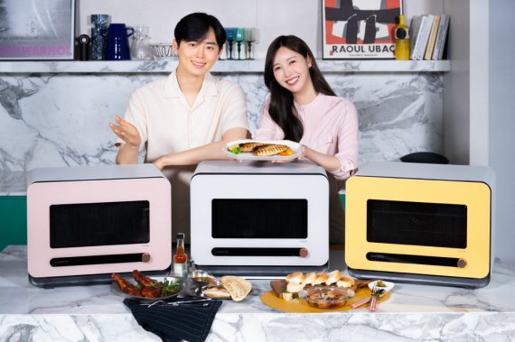 삼성전자의 '비스포크 큐커'는 오븐, 전자레인지, 토스트기, 에어프라이어 기능을 합친 조리기로 한 달만에 1만대 이상 판매됐다. 삼성전자 제공