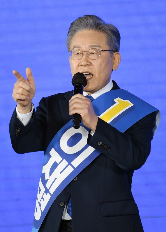 [서울=뉴시스] 국회사진기자단 = 이재명 더불어민주당 대선 경선 후보가 10일 서울 송파구 올림픽공원 핸드볼경기장에서 열린 서울 합동연설회에서 정견발표를 하고 있다. 2021.10.10. photo@newsis.com