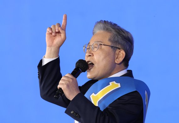 [서울=뉴시스] 국회사진기자단 = 이재명 더불어민주당 대선 경선 후보가 10일 서울 송파구 올림픽공원 핸드볼경기장에서 열린 서울 합동연설회에서 정견발표를 하고 있다. 2021.10.10. photo@newsis.com