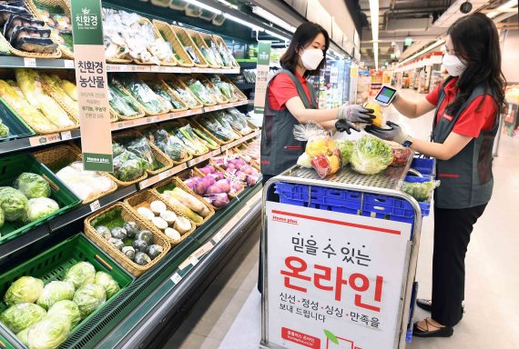 서울 마포구 성산동 홈플러스 월드컵점에서 온라인 주문 상품 피킹 교육을 받고 있는 신입사원들. 홈플러스 제공.