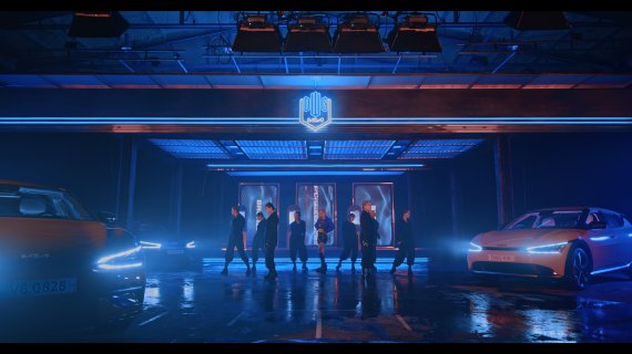 담원 기아 테마곡 프로젝트로 기획된 '고 오어 스톱?(Go or Stop?)' 뮤직비디오에서 가수 선미가 포즈를 취하고 있다(기아 제공). © 뉴스1