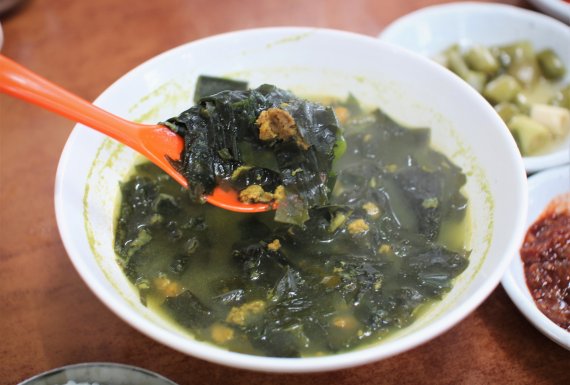 성게와 미역을 넣어 끓인 성게국 © 뉴스1