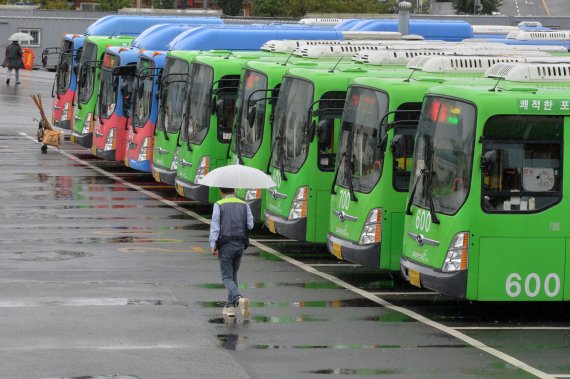 11일 2021년도 단체협상 결렬로 조합원 파업 찬반 투표를 하루 앞둔 경북 포항시내버스 북구 양덕동 차고지에 긴장감이 흐르고 있다. ㈜코리아와이드 포항은 총 263대의 버스를 운행 중이다.2021.1011/뉴스1 © News1 최창호 기자
