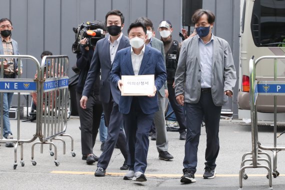 이낙연 캠프 종합상황본부장인 최인호 더불어민주당 의원이 11일 서울 여의도 중앙당사 앞에서 선관위의 당 대선후보 결정 건에 대한 이의신청서를 접수하고 있다. 사진=서동일 기자