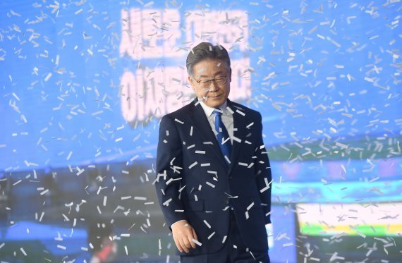 [fn사설] 이재명 "민생에 파란색, 빨간색이 무슨 상관인가"