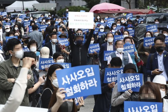 (서울=뉴스1) 이동해 기자 = 더불어민주당 이낙연 대선 후보 지지자들이 대선 후보 경선 무효표 처리 이의제기 관련해 11일 오후 서울 여의도 더불어민주당사 앞에서 집회를 하고 있다. 2021.10.11/뉴스1 /사진=뉴스1화상