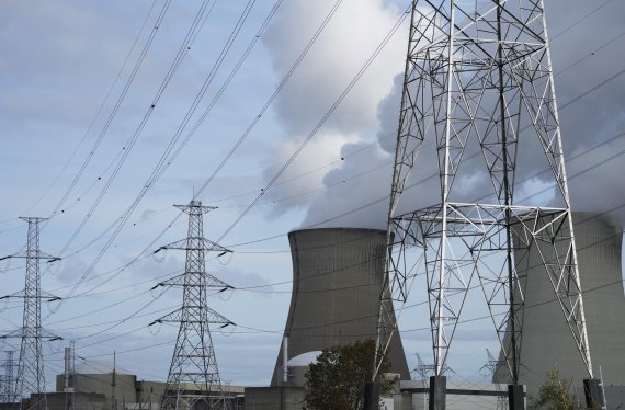 지난 11일(현지시간) 벨기에 둘에 위치한 원자력 발전소에서 증기가 배출되고 있다.AP뉴시스