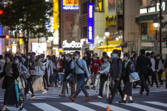 [도쿄=AP/뉴시스] 일본 수도 도쿄 번화가 시부야에서 1일 코로나19 예방을 위해 마스크를 착용한 시민들이 횡단보도를 건너고 있다. 2021.10.09