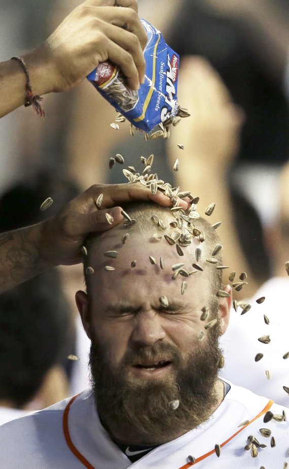 [휴스턴=AP/뉴시스] 휴스턴 애스트로스의 에반 개티스가 2015년 6월3일 볼티모어 오리올스전에서 스리런 홈런을 친 후 동료들로부터 해라바리씨 소나기를 맞고 있다.