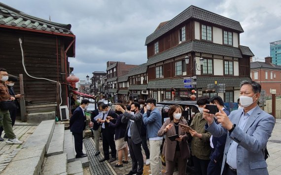 민민홍 사장(오른쪽)이 '인천e지' 앱을 시연하고 있다.(인천관광공사 제공)© 뉴스1