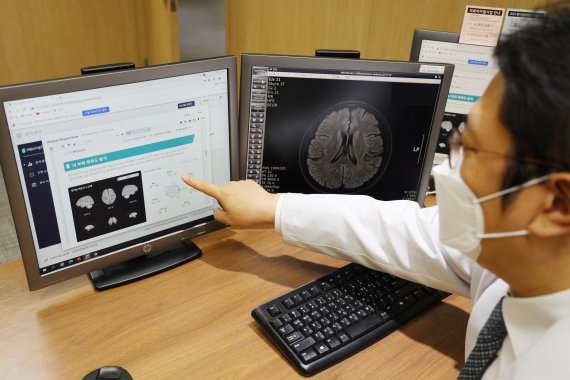 가톨릭대학교 여의도성모병워 뇌건강센터 임현국 교수가 뇌 영상 소프트웨어를 실행 후 결과 화면을 분석하고 있다.