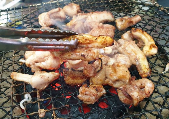 [조용철의 놀면 뭐먹니?] 자갈치 곰장어구이 한쌈이면 피로가 ‘싹’
